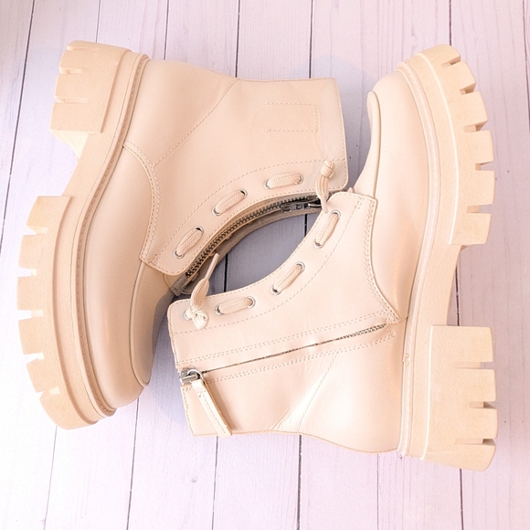 Ash • Lynne Boots - Picture 6 of 16